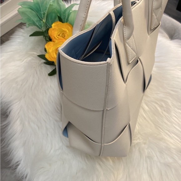 🔥Large Cream Woven Panel Shoulder Bag 
EUC OVER 60% OFF PRICE FIRM! - Picture 4 of 9